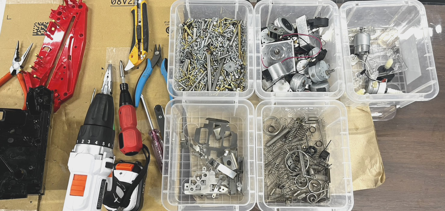 「ひかりの」では、遊技機の分解作業に携わっていただきます。